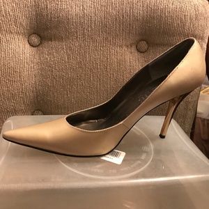 Perfect Gold Leather Pump 8.5- like new